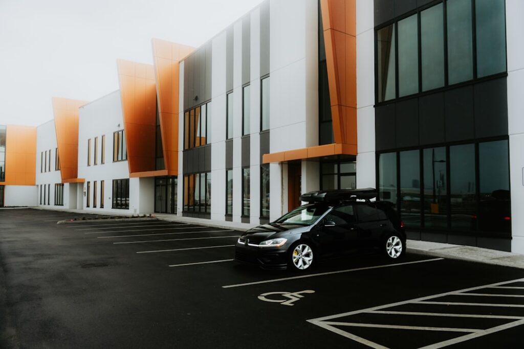 Photo vehicle-to-building